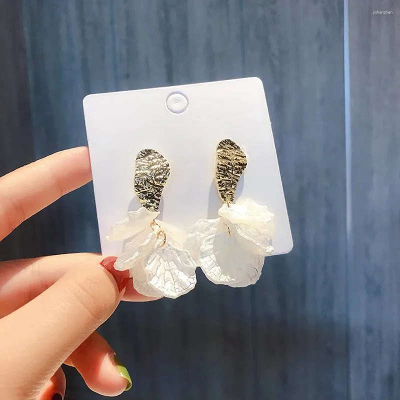 Boucles d'oreilles pendantes de Style coréen pour femmes, clous d'oreilles décoratifs en fausse coquille, en forme de feuille, de luxe, doré et blanc