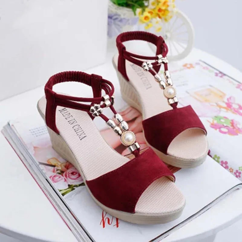 Summer Ladies Platform Wedge Sandaler med strass Röd Beige Casual Bekväm lutning Hälen Öppen Toe Shoes Womens Luxury 240312