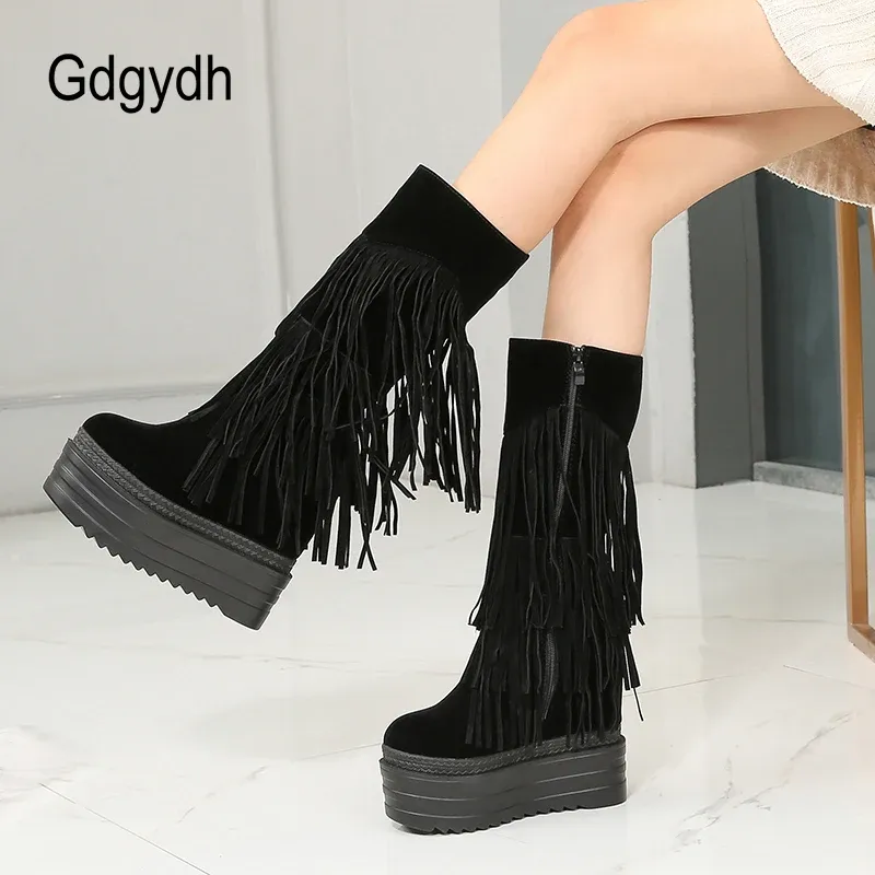 Stiefel Gdgydh Flock Winter Women Boots High Heels Mode Fransen Quasten Lange Stiefel Frau dicker alleiniger Anstieg innerhalb der mittleren Röhrchen Stiefel