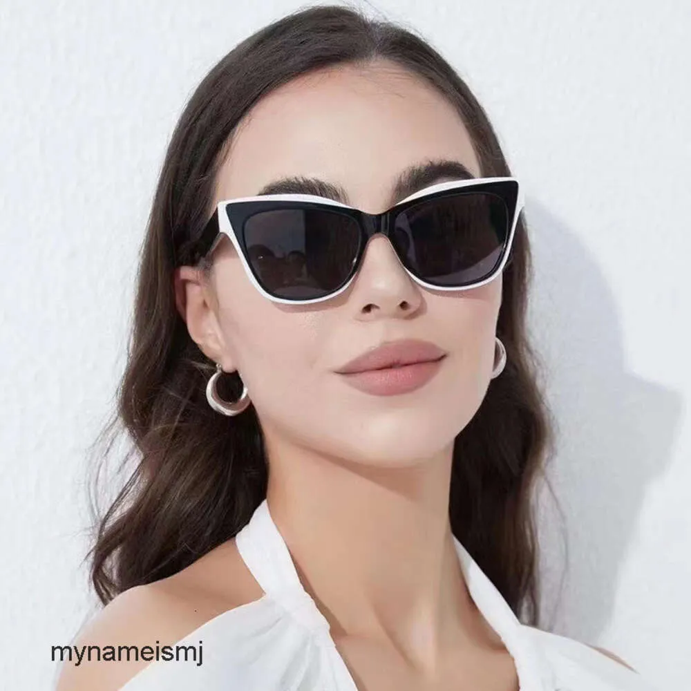 Schwarz-weiße, farblich passende Cat-Eye-Sonnenbrille 2023 Neue Mode-Ins-Sonnenbrille Rote Sonnenbrille mit großem Rahmen und Netzstoff