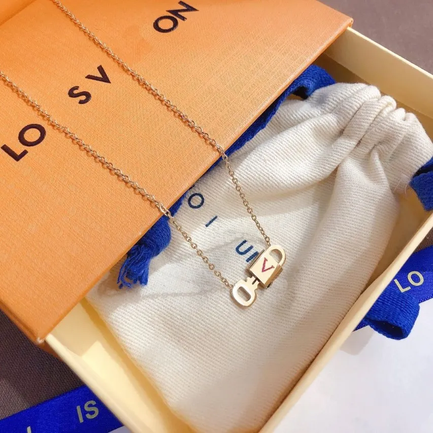 Collane di gioielli stile premium Collana con lucchetto da donna di lusso Squisita catena lunga placcata oro 18k Accessori classici di marca popolare213m