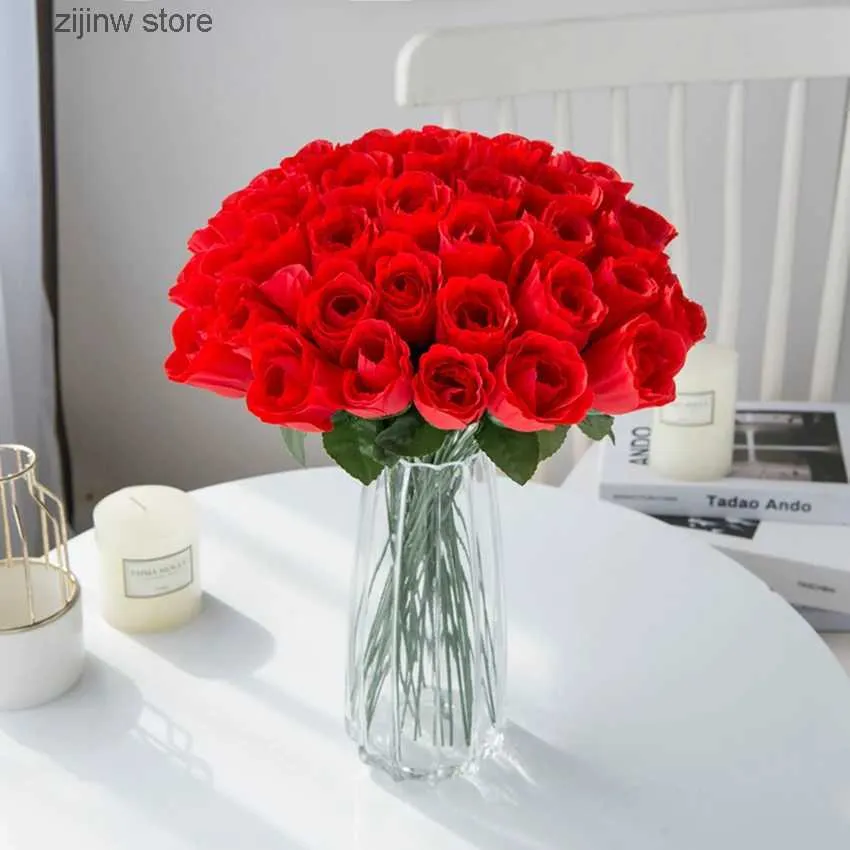 フェイクフローラルグリーンリー10pcs赤いバラのブーケの家庭装飾庭の結婚式の装飾的な花輪DIY手仕事フラワーアレンジメント人工花Y240322