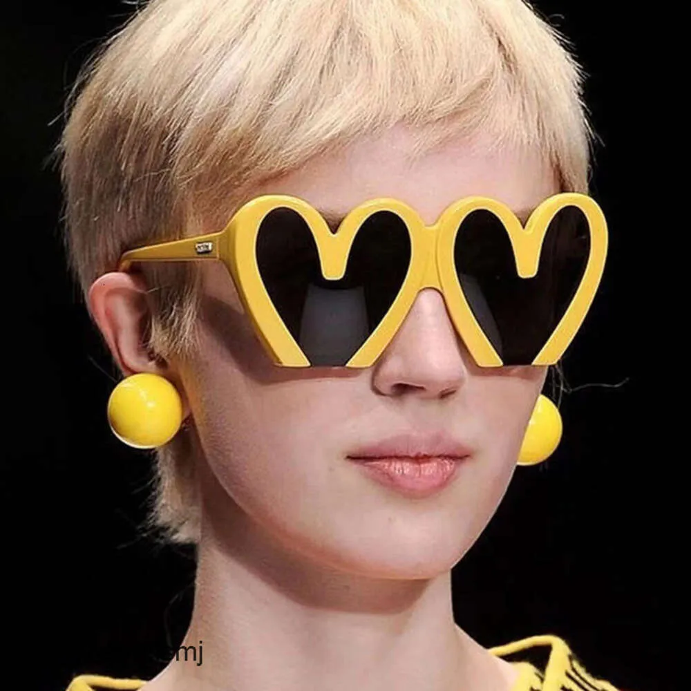 2 PCS Fashion Luxury Designer Love Solglasögon 2023 Nya personliga solglasögon Team Funny Peach Heart Solglasögon Womens Trend