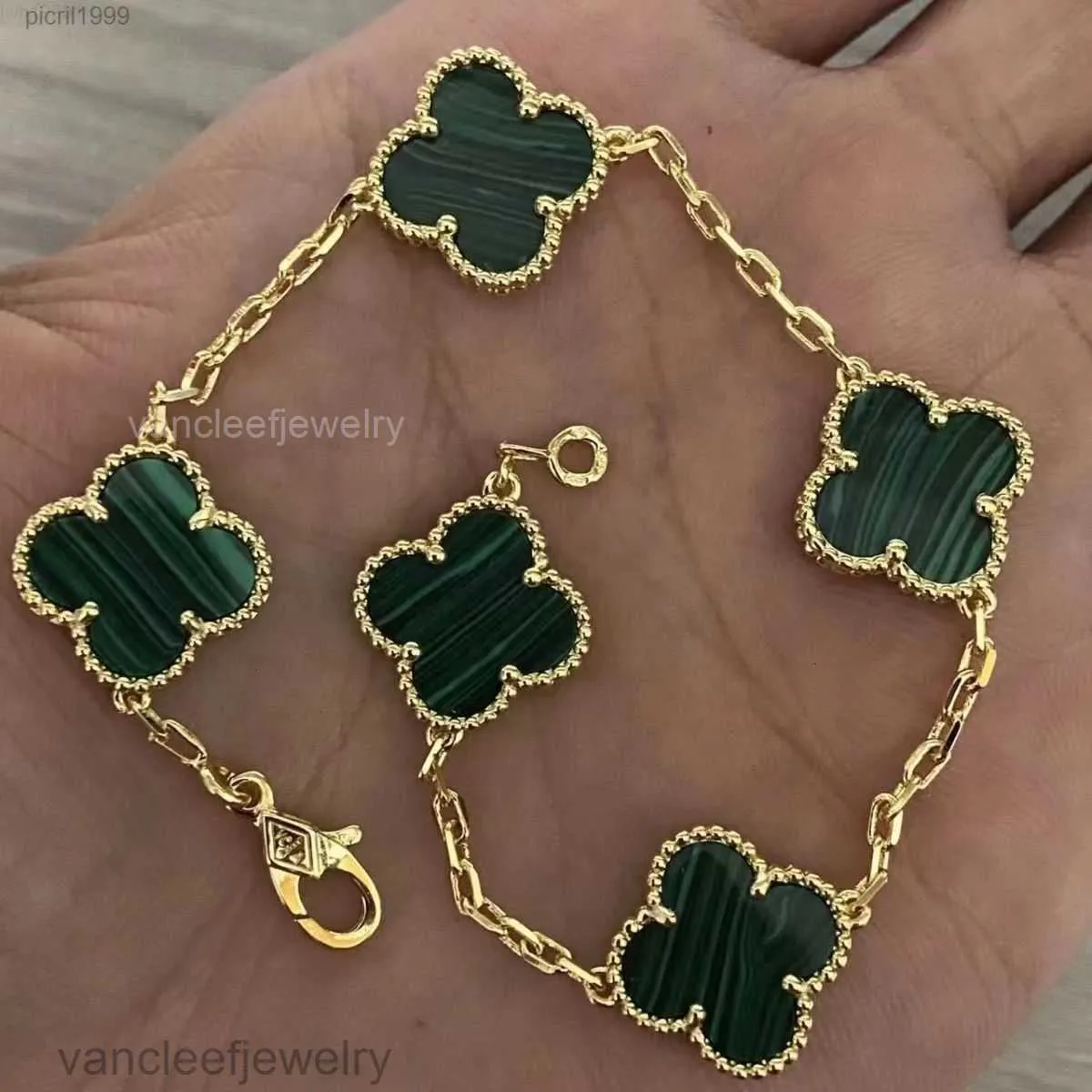 Cleef Four Leaf Clover Bracelets 2024 Luxury Designer Charm Bracelet Clover Pearl 4 Pieces 18k Gold Necklace Earrings Wedding Laser Brand Brace