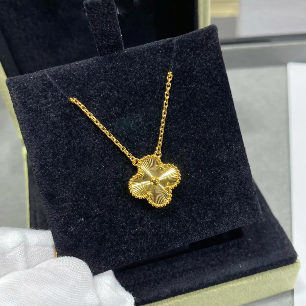 Designer Necklace clover vanclef necklace for women four leaf flower 18K titanium steel charm party wedding Mother's designer necklace jewelry with box