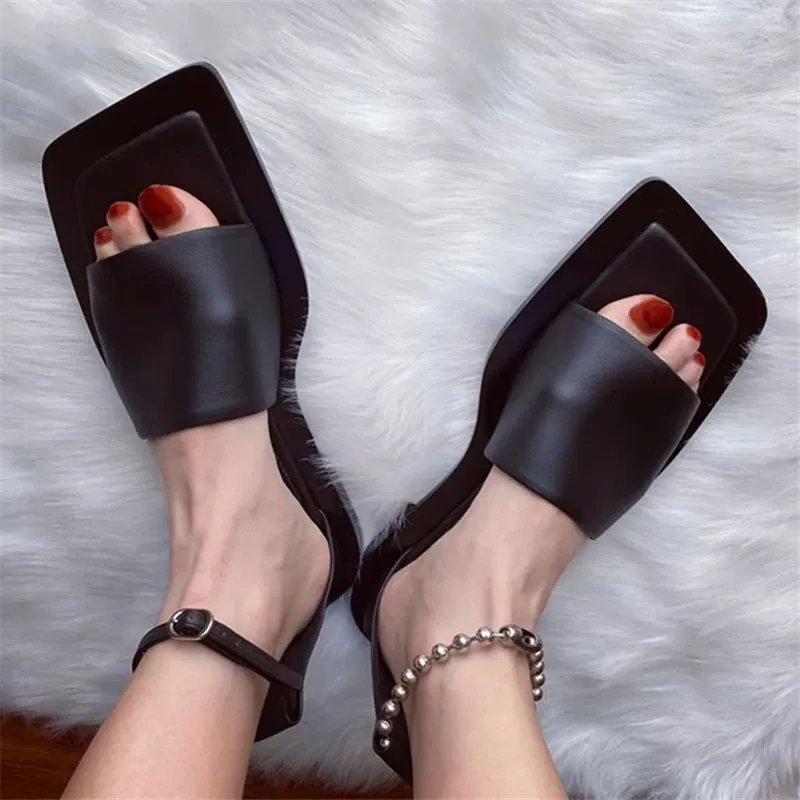 Sandali 2023 Nuova Fashion Square Toe Women Sandals Ankle Strap Ladies Gladiatore estate Sandalo Sexy Black Flat Scarpe Woman Fashing Flats Casual Flats