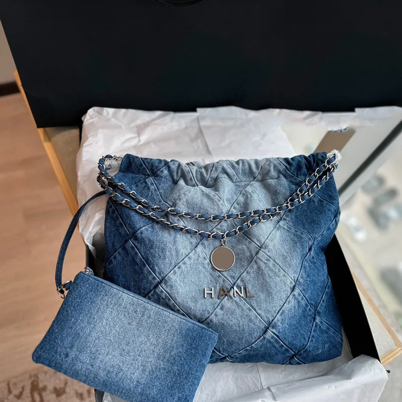 Womens Blue Denim Gradient Two-Tone 22 små shopping quiltade väskor med mynt charm silver metall hårdvara matelasse kedja axel handväskor plånbok handväska 36 cm