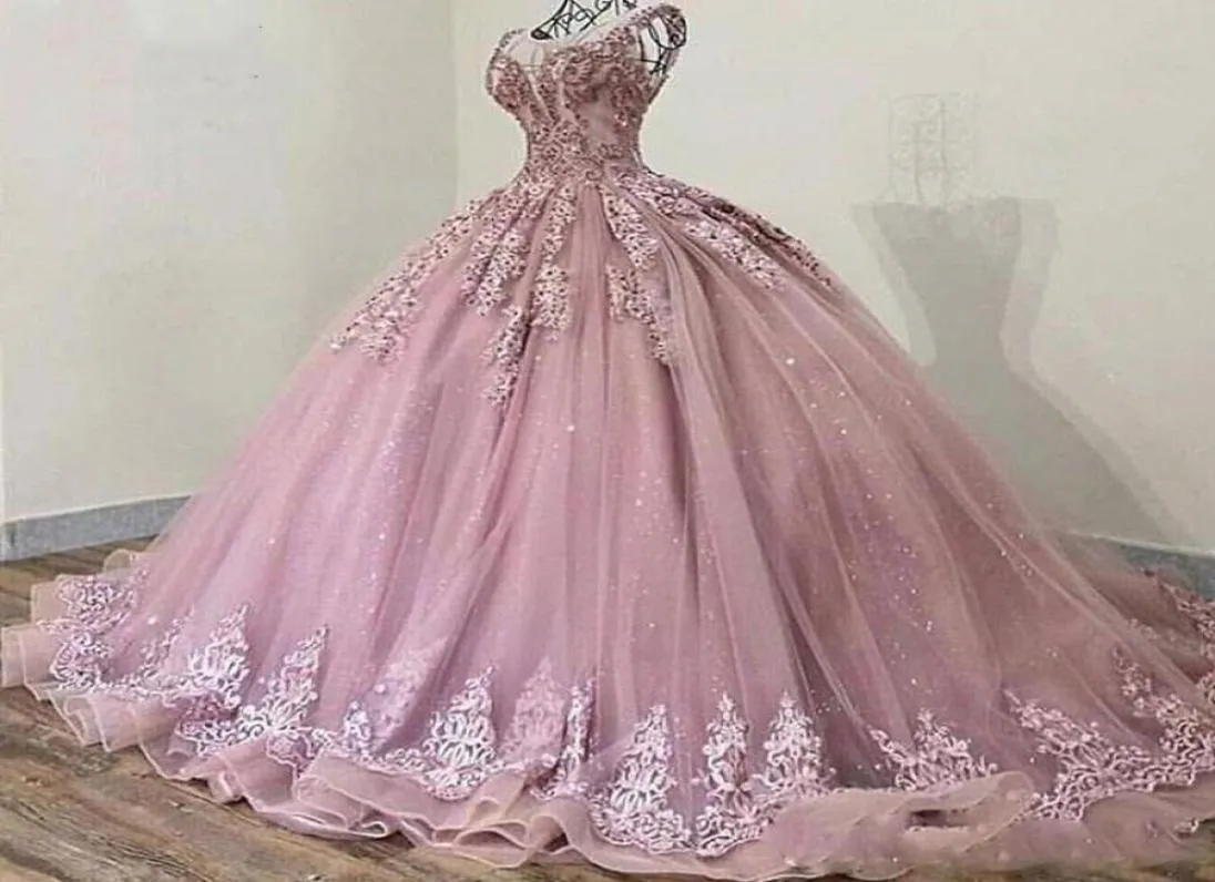 Bébé rose 2020 robe de bal Quinceanera robes de bal dentelle perles princesse filles anniversaire robes formelles avec col bijou sans manches Lac3335302