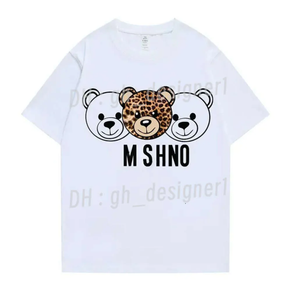 2024New Designer Moschiio Camiseta Mens Urso Impresso Camisetas Mulheres High Street Camisetas Moda Homens Verão Tees Primavera e Auumnt EUA Tamanho S-Xxl 16