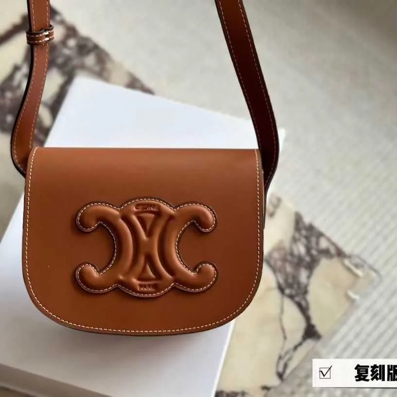 Triumphal Arch Bag New Hong Kong Leather Arch Sadel med tofu high-end mode One Shoulder French Light Luxury Diagonal Crossing Sweet