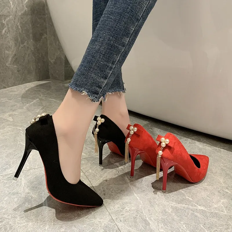 Pompki Spring Red Sole Suede Spiczasty sztylet na wysokim obcasie pojedyncze buty Pearl Tassel Allmatch Sukienka Duże rozmia