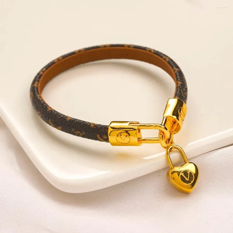 Armband örhängen halsband avancerad armband set designer smycken hjärta europeisk märke läder hänge 18 guldpläterad kärleksbrev