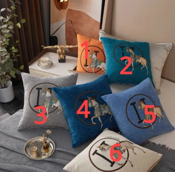 Kwaliteitsluxe kussen/decoratief kussen Luxe woonkamerbank Decoratieve hoes Geborduurd paard Kussenhoes Slaapkamer Nachtkastje Vierkant sierkussen