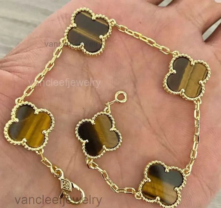 Cleef Four Leaf Clover Bracelets Designer Bracelets 2024 Van Clover Bracelet 18K Gold Love Bangle Pendant Warkling Crystal Diamond Party Jewelry Women