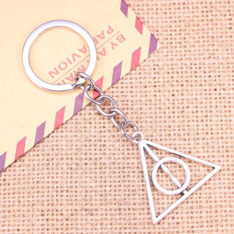 Nyckelringar 20st Fashion Keychain 32mm Deathly Hallows Hängare Diy Men smycken bil Key Chain Ring Holder Souvenir för gåva