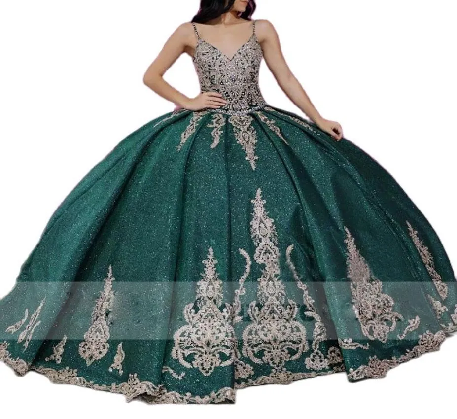 Glitter Mexican Quinceanera Dresses Gold Severies Green Sweet 15 Prom Vongy مع Cape Bead Ruched Ball Gown Vestidos de XV Anos5362377