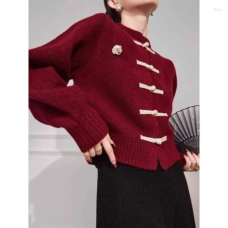 Ethnische Kleidung 2024 Chinesischer Stil Roter Pullover für Frauen Herbst und Winter Seide Rundhals Knopf Strickjacke Top Eleganter Mantel