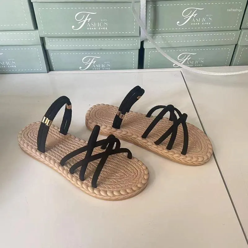 Slippers 2024 zomer damessandalen strandschoenen voor dames Bohemen Gladiator effen mode buiten plat