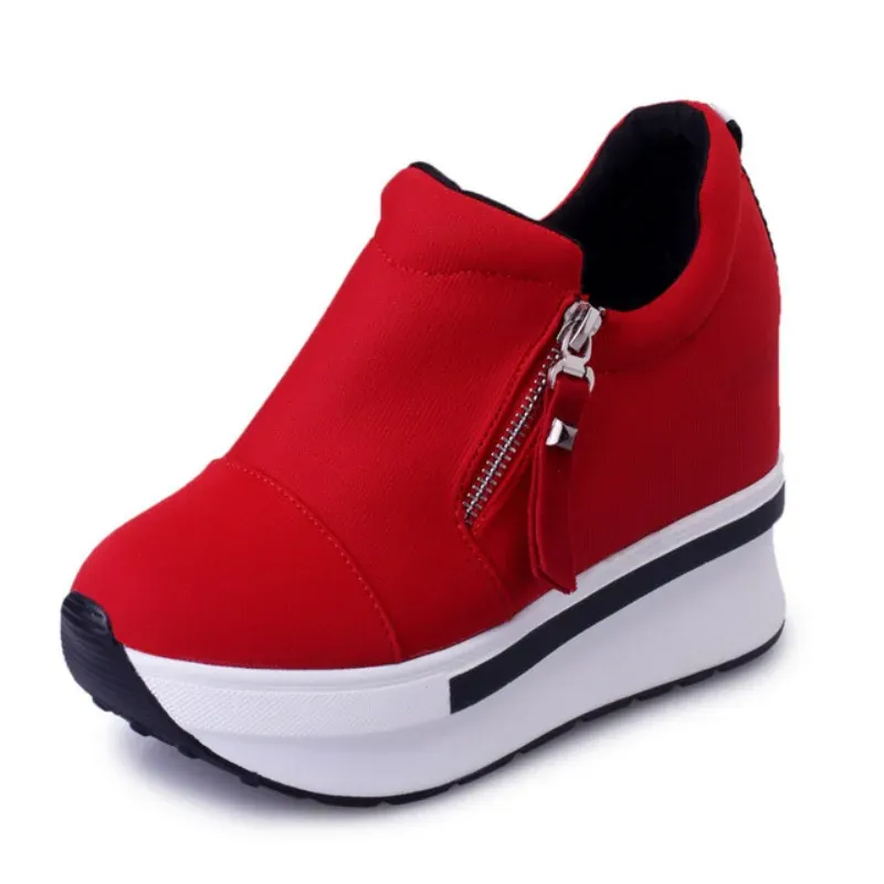 Chaussures plate-forme baskets 2023 Nouvelles femmes rouges décontractés confortables cachés cachés chaussures noires toile chaussures talons talons sneaker tenis de mujer