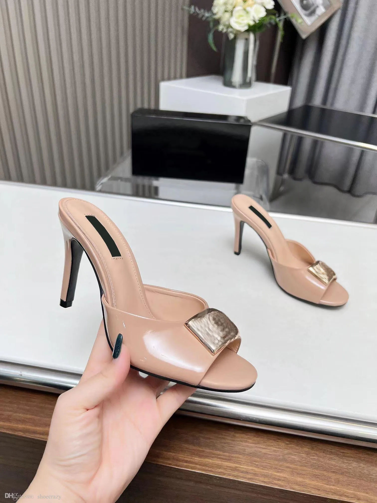 Luxe damessandalen designer stijl metalen gesp slanke hak sexy open teen rode trouwschoenen zomer platte bodem glijbaan strand oversized slippers 35-43 met doos