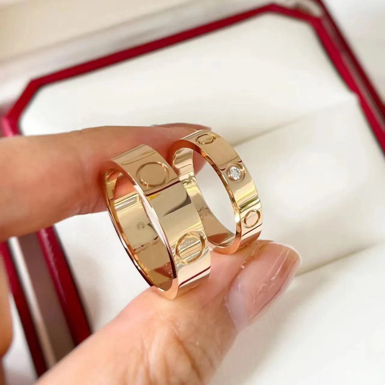 Klassische Designerringe Frauen V-Gold Gold Plated CZ Diamond Love Ring High Polished Original Branded 4/6mm Herren Schmuck Frau Vanlenites Day Geschenk für Mädchen