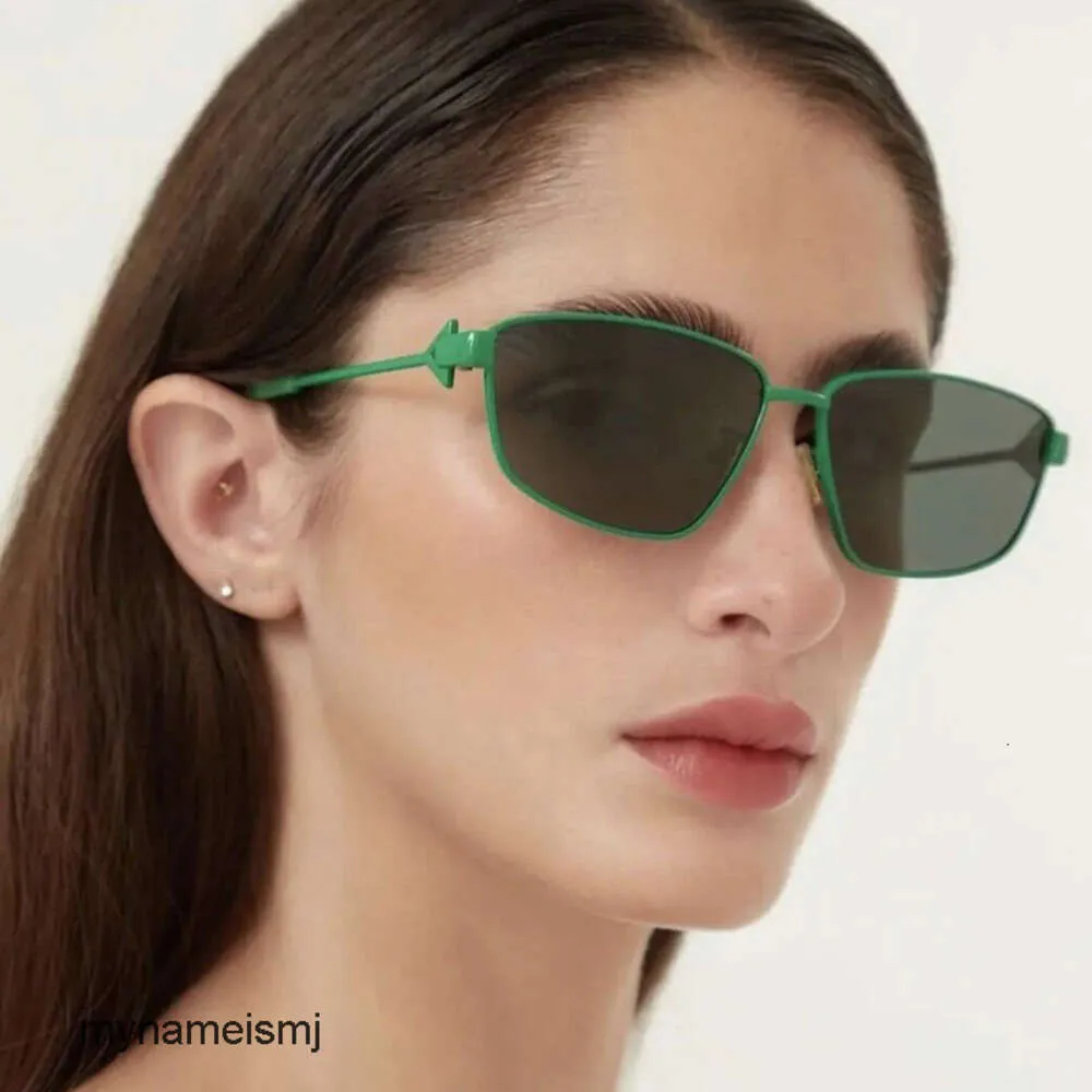 2 piezas Diseñador de lujo de moda Gafas de sol picantes para niña Gafas de sol de estilo punk de alta gama de metal Cara redonda Gafas de sol delgadas y modernas para mujeres