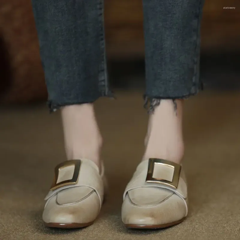 Sapatos casuais mocassins de dedo do pé redondo mulheres deslizamento-em apartamentos macios básicos com fivela de couro retro mules para condução diária