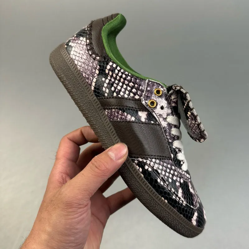 2024 Pays de Galles Bonner Python Snakeskin Designer Skate Chaussures Imitant la perte de manteaux d'animaux Hommes Baskets de sport 36-45