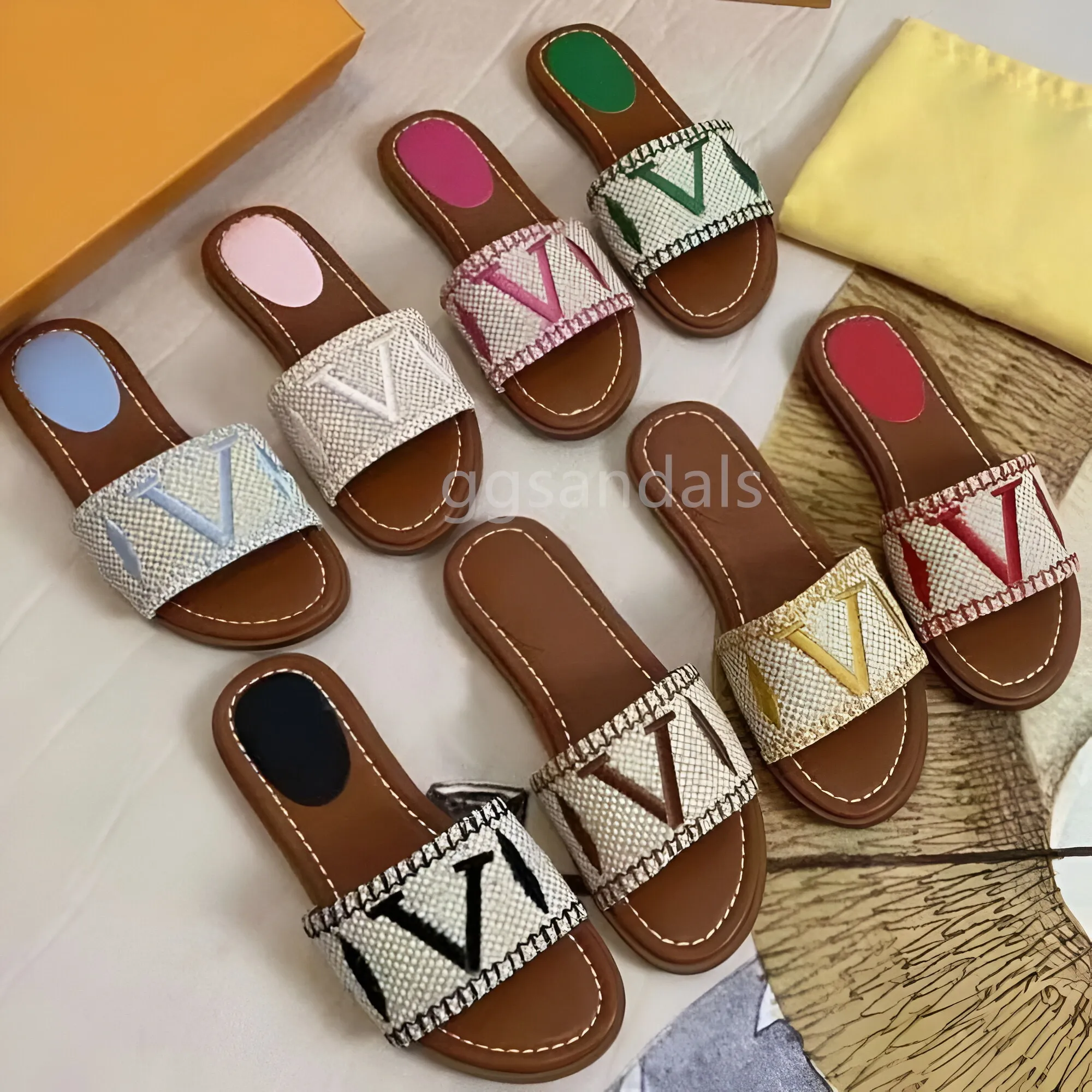 Pantoufles de luxe Designers Diapositives Femmes Broder Slide Sandal Lock It Pantoufles Mules Plates Mode Été Plage Sandales À Talons Bas Chaussures Femmes Plates