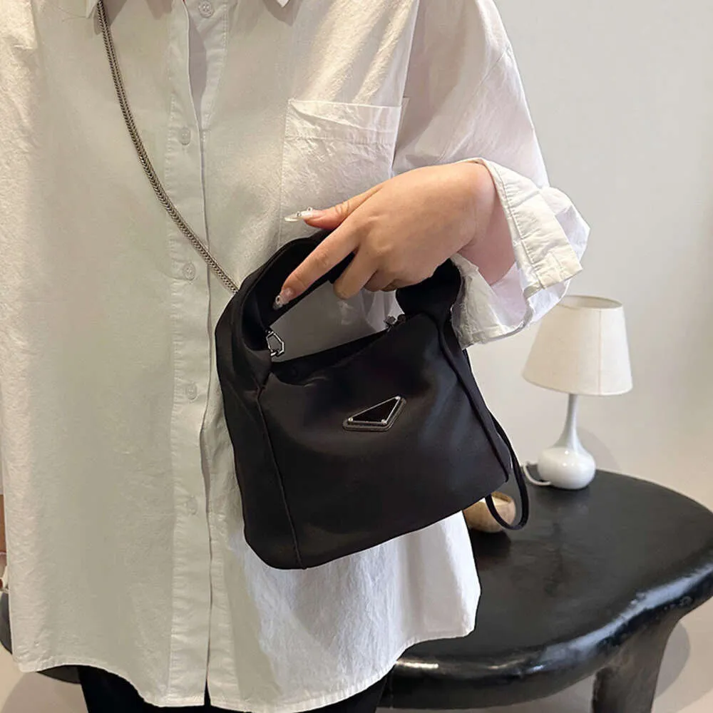Sac seau de styliste pour femmes, nouveau Style de marque tendance, sac à main en tissu Nylon noir, sac à main avec chaîne Simple et décontractée