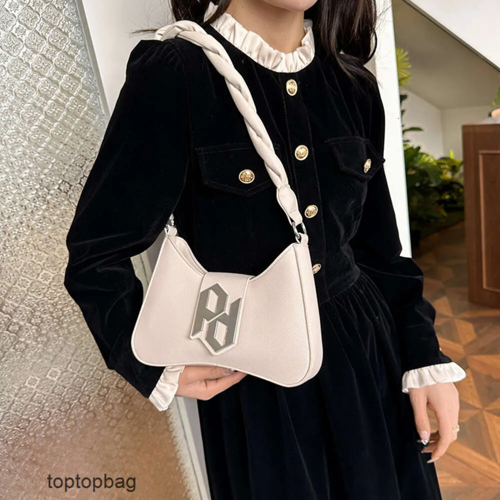 디자이너 고급 패션 어깨 가방 한국 패션 트렌드 새로운 겨드랑이 여자 가방 간단하고 세련된 하나의 어깨 크로스 바디 여성 가방