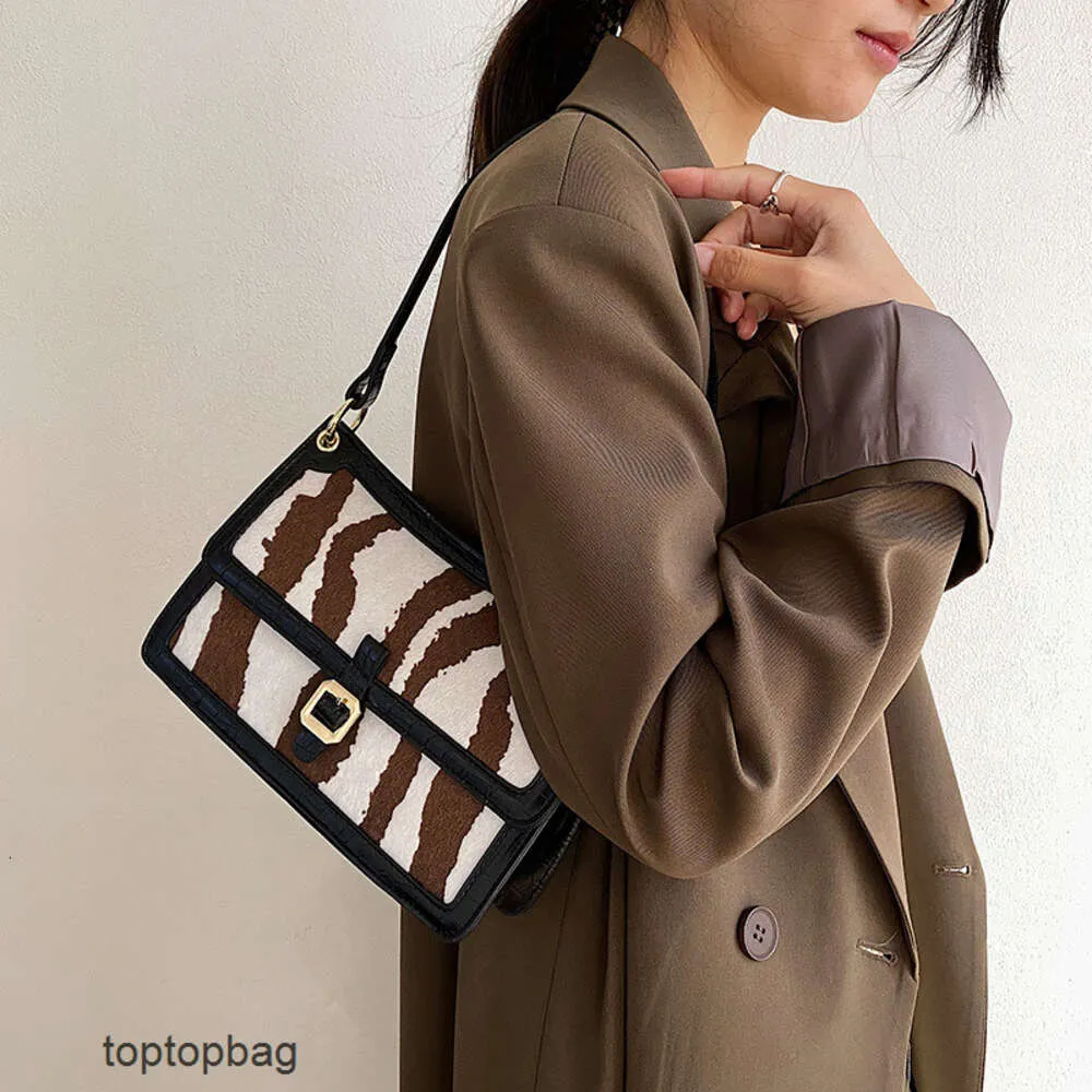 Sacs fourre-tout de luxe de luxe version coréenne conception de niche sac à main pour femmes à la mode 2023 sac carré à la mode sous les bras tempérament polyvalent épaule unique cr