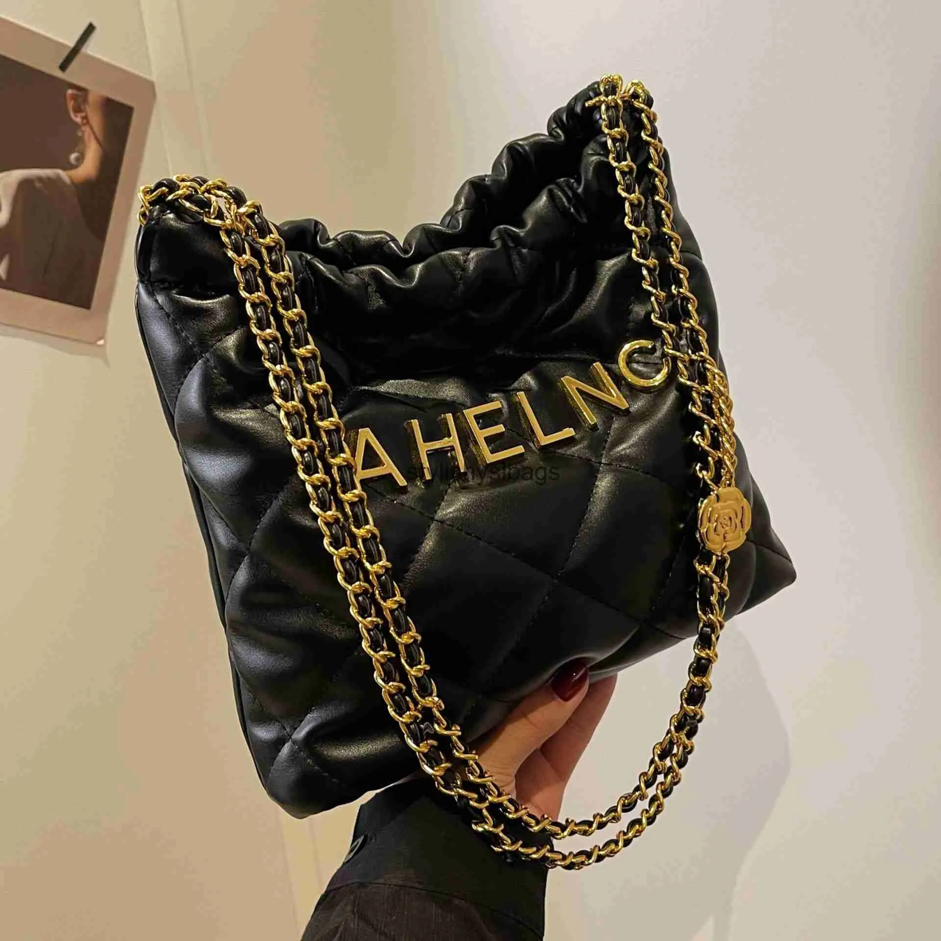Sacs de soirée Xiaoxiangfeng Lingge Sac à chaîne pour femmes Automne 2023 Nouveau sac fourre-tout à la mode et à la texture avec sac seau de grande capacité H240328
