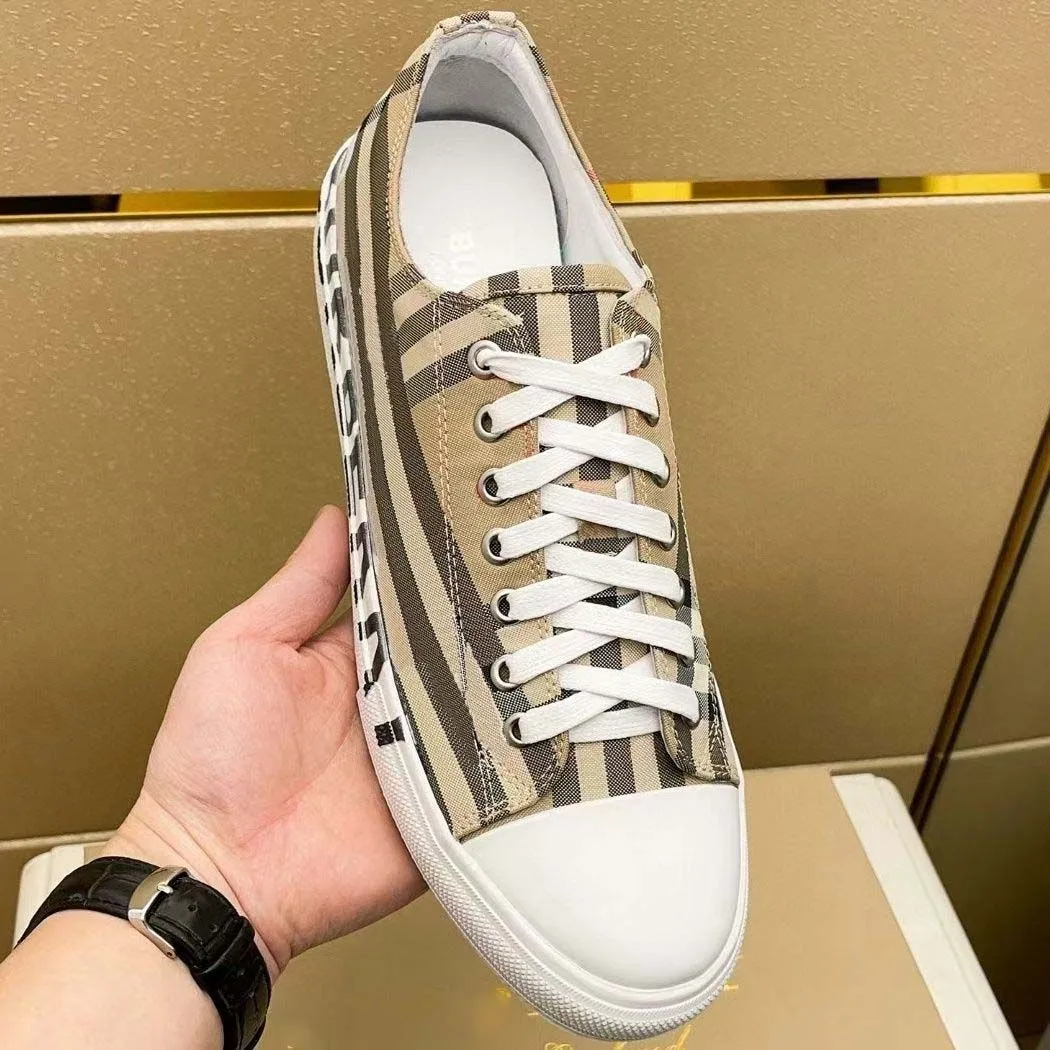 Scarpe di tela firmate casual da donna leggere da passeggio scarpe da corsa nere kaki moda popolare da viaggio all'aperto piccole scarpe bianche scarpe da corsa