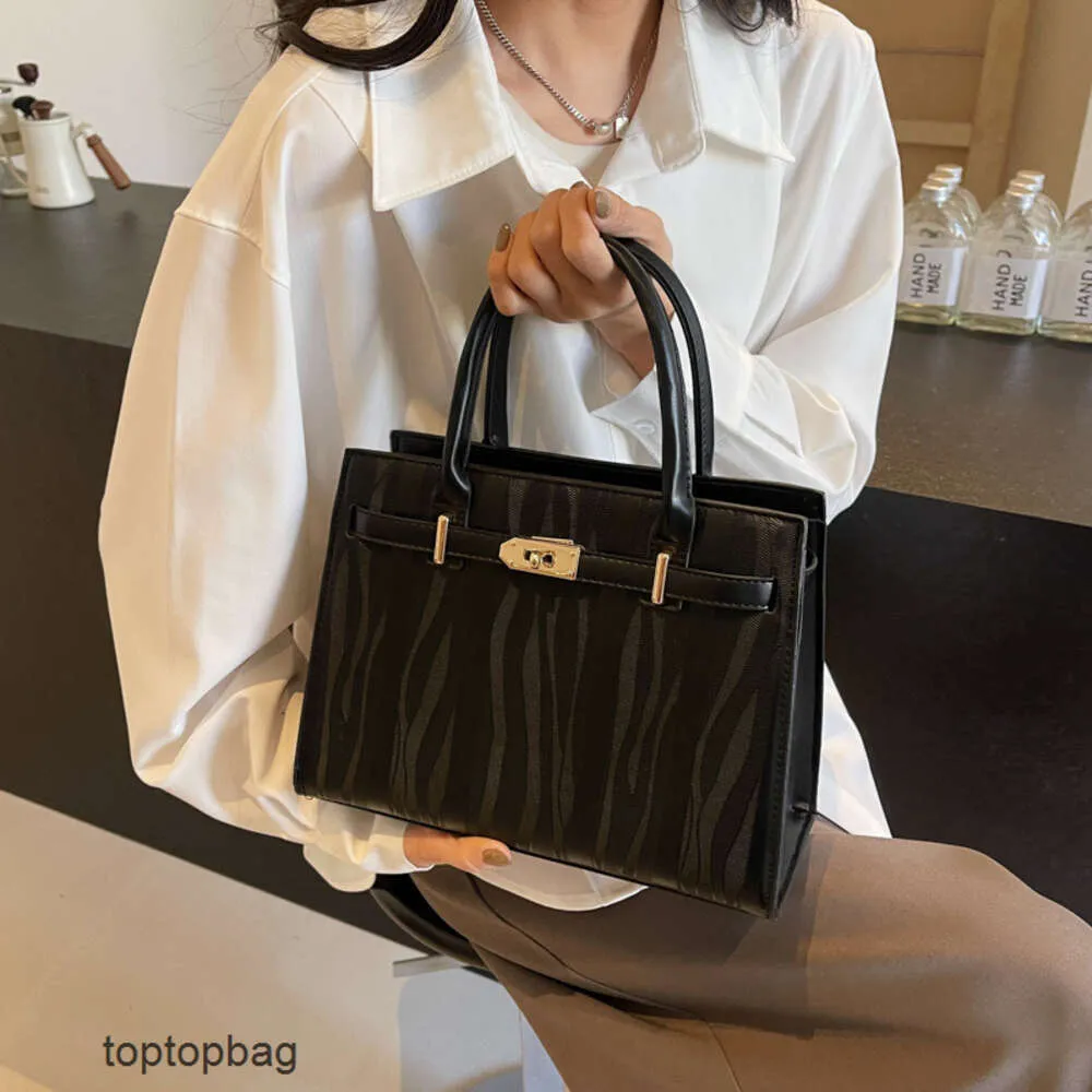 Designer di moda di lusso Borse tote Nuova borsa da donna portatile Borsa premium Feeling Borsa per banchetti Borsa a tracolla con una spalla Borsa quadrata elegante di grande capacità