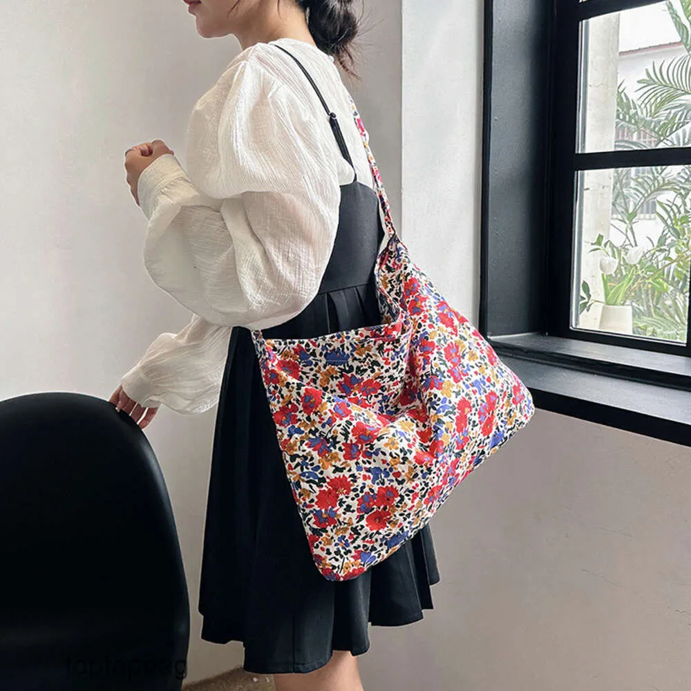 Designer Sacs fourre-tout de mode de luxe Portefeuilles 2023 Nouvelle tendance de la mode Petite fleur Design Sac fourre-tout Sac en tissu décontracté Sac à bandoulière à bandoulière douce Sac de beauté