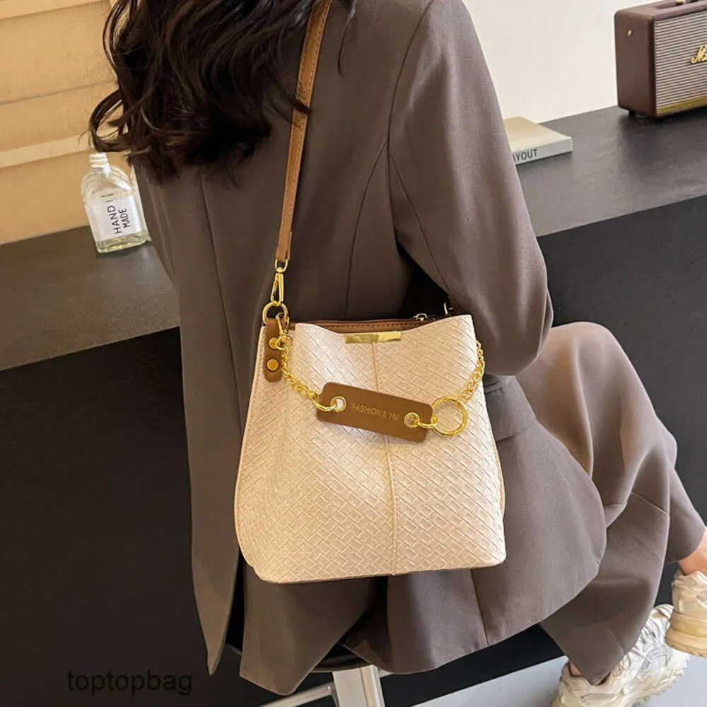 Sacs à bandoulière de mode de luxe de concepteurSac seau à la mode de grande capacité Instagram polyvalent style occidental une épaule bandoulière sac pour femme