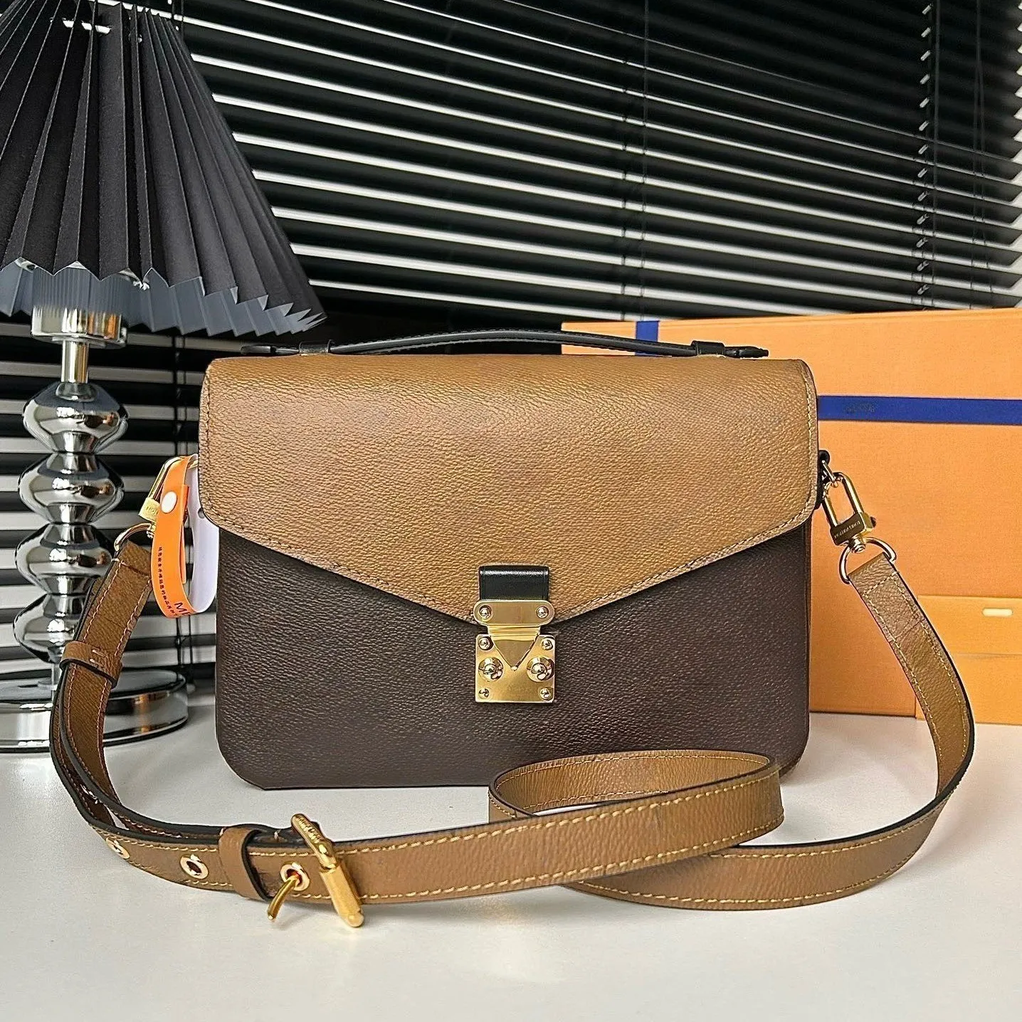 Borsa a tracolla di design con fiori in rilievo, borsa da donna con patta, tracolla con tracolla, tracolla di lusso, borse vintage