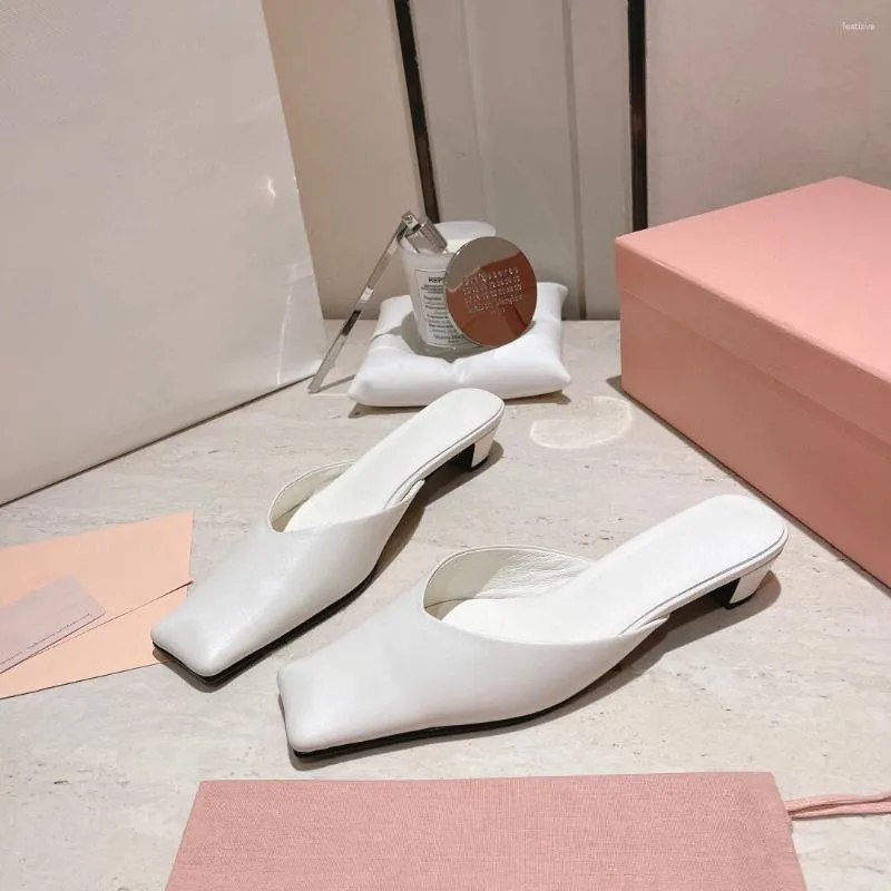 Kapdy 2024 Buty dla kobiet letnia okładka palca retro slajdy oryginalne skórzane obcasy luksusowe sandały designerskie