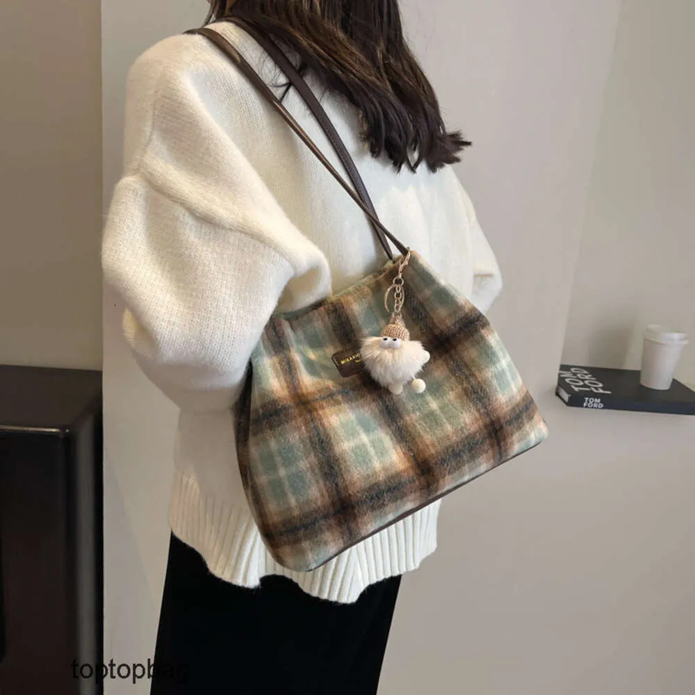 Designer Luxury fashion tote bags Wallets Fashionable and Simple Casual Checkered Womens Bag 2023 New Internet Celebrity Same Style Versatile One Shoulder Womens B