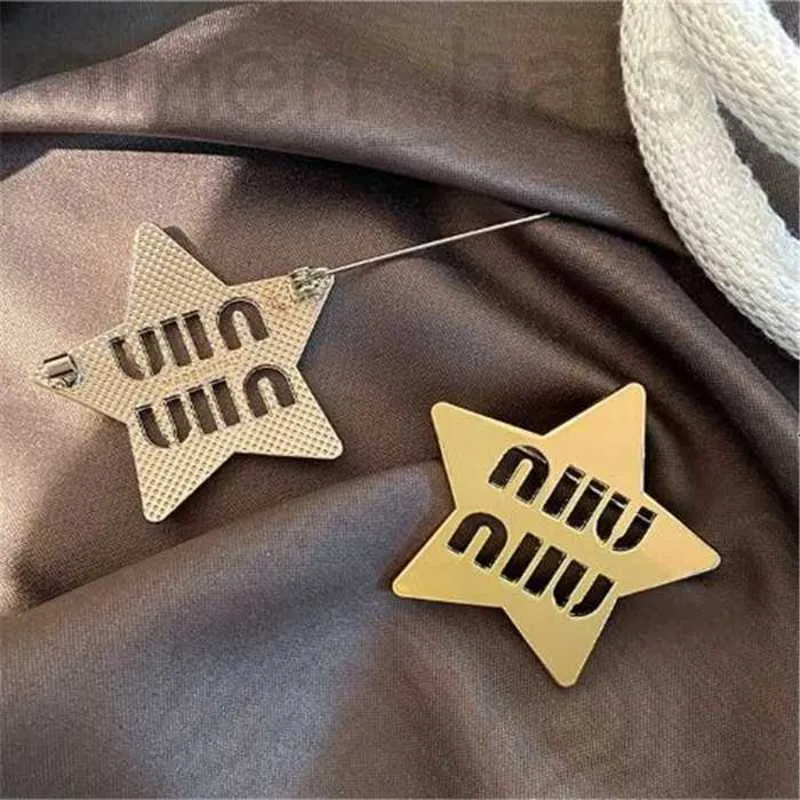 Broches, broches Designer Mode Lettre Pins Broche De Luxe Designer Bijoux Pour Femmes Broches En Or Classique Marque Breastpin Écharpe Costume Robe Accessoires K8HS