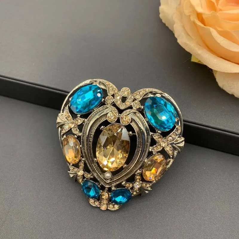 Broschen Hochwertige Mode mittelalterliche Brosche Pin Strass Set mit Vintage Licht Luxus Stil Herz Corsage Schmuck für Frauen