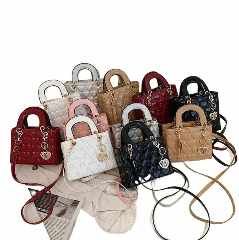 A113 Emed Heart Evening Bags Designer Leisure Handväskor Chic Patent Leather Small Shoulder Menger Purse 4030#
