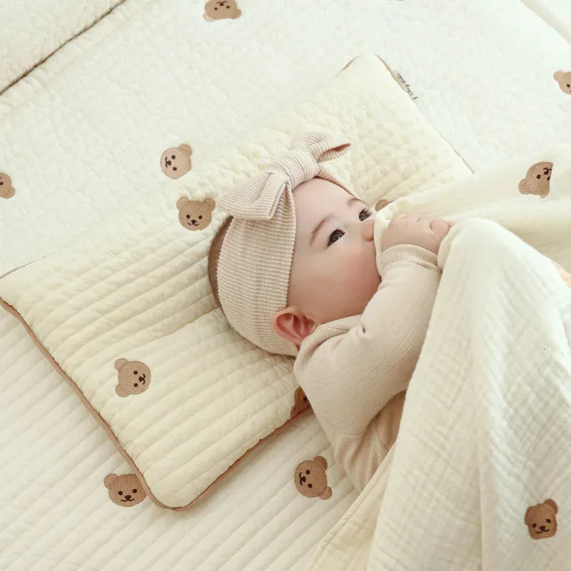 Born Bedding Baby Sleeping Pillow Cotone trapuntato Cartoon Bear Coniglio ricamato Cuscino per il sonno infantile Cuscino confortante 240315