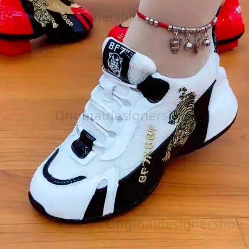 Buty swobodne nowe damskie buty sportowe seksowne hafty tygrysa oddychające damskie buty sportowe T240323