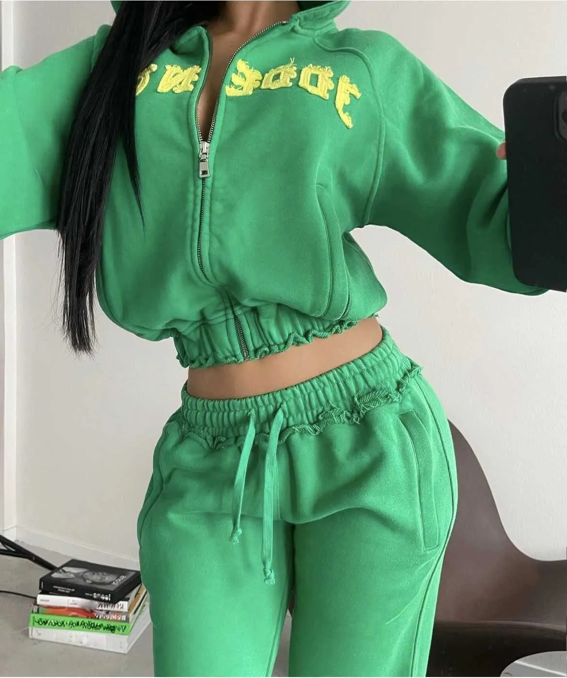 Fransızca Terry Zip Up Sıkıntılı Hoodie Üreticisi Asit Yıkama Sweatlesuit Yaması Aplike İşlemeli Kırpılmış Kapşonlu Kadın Takip