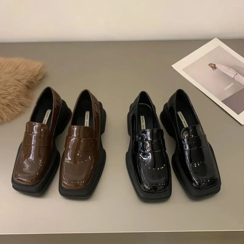 Sapatos casuais primavera e outono estações sola grossa preto único dedo do pé quadrado feminino lefu estilo britânico sapato de couro pequeno