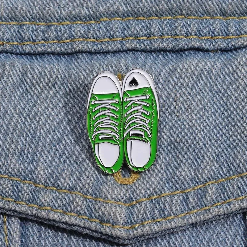 Groene canvas schoenen emaille pins aangepaste zwarte liefde decoratie broches revers badges grappige sieraden cadeau voor kinderen vrienden