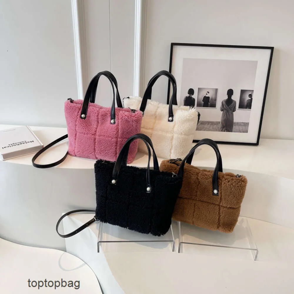 Projektant Luksusowe modne torby na ramię Nowe ręczne damskie torba Pluszowa tekstura wszechstronna torba na tote 2023 Cross -Crossbody Crossbody Red Pluszowa torba