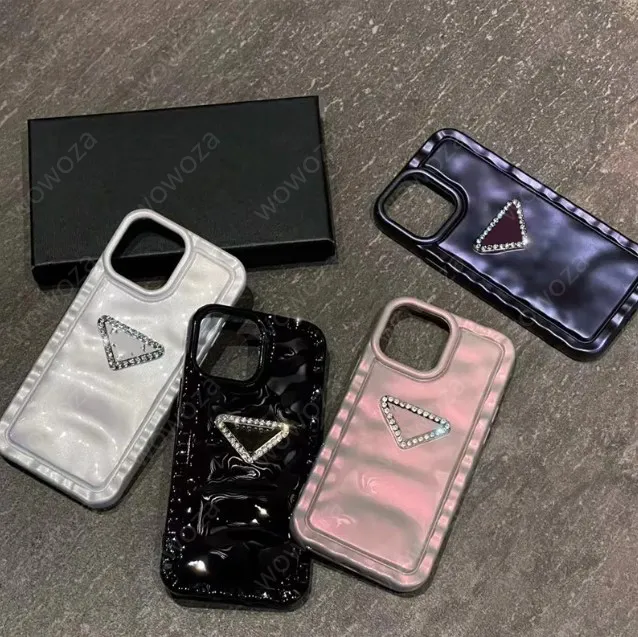 Cas de téléphone de concepteur Mens Diamants de luxe Triangle Cuir P Phonecases Mode Ripple Cas Coquille de couverture antichoc pour iPhone 15 Pro Max 14 Plus 13 12 11